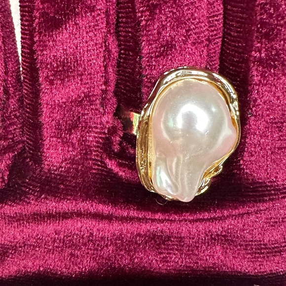 Anthropologe unique adjustable Gold ring with Pearl Accents - Picture 9 of 10